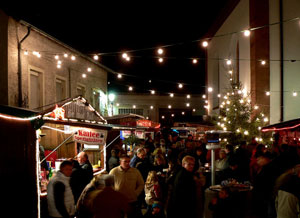 Weihnachtsmarkt an der Kirche